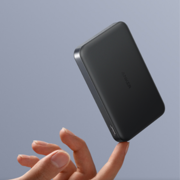 Anker MagGo Slim Power Bank 10000mAh with wireless charging, black, feature highlight 3Anker MagGo Slim Power Bank 10000mAh with wireless charging, black, feature highlight 3