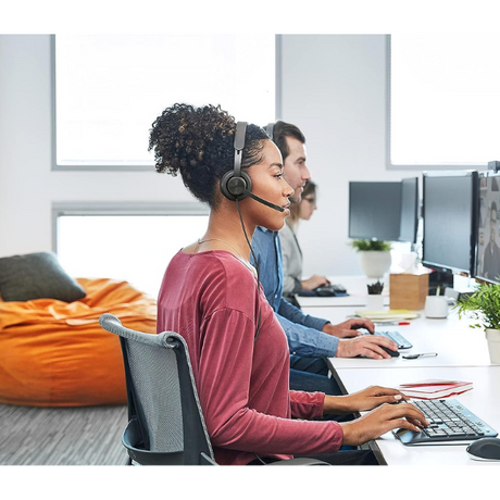 Logitech Zone Wired headset – wearing in office