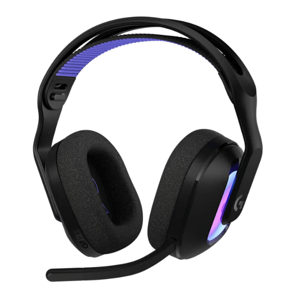 Logitech G522 wireless gaming headset – wearing lifestyle